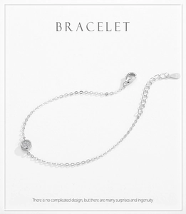 Detail of S925 sterling silver bracelet with lobster clasp and adjustable extension chain