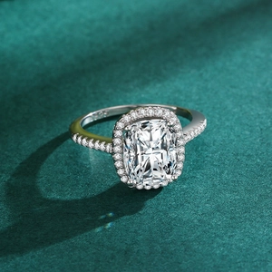 Lussuoso anello nuziale in argento S925 con zircone 3ct taglio princess su sfondo verde