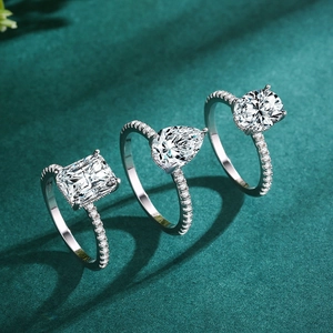 Trois bagues luxe en argent S925 avec diamants de synthèse ovales, poires et émeraudes
