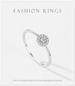 Gros plan sur bague en argent S925 minimaliste avec sertissage de zircons ronds