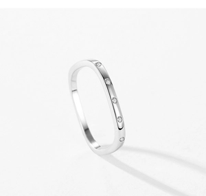 Detailed shot of a 925 silver square ring featuring five inlaid round sparkling stones