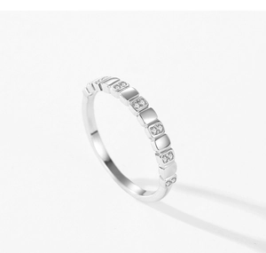 Vue détaillée bague en argent sterling S925 avec micro-pavé de zircons géométriques