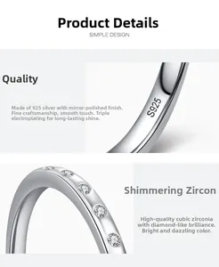 Dettaglio macro del marchio argento S925 e micro-pave di zirconi sulla fascia