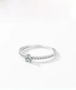 Dettaglio del diamante a goccia su anello in argento sterling 925 con pavé di zirconi