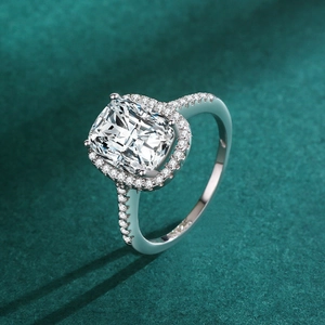 Anello di fidanzamento in argento S925 con diamante taglio cushion da 3 carati