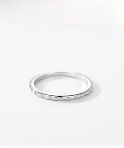 Dettaglio dell'anello in argento S925 con una fila delicata di diamanti micro-pave lucidi