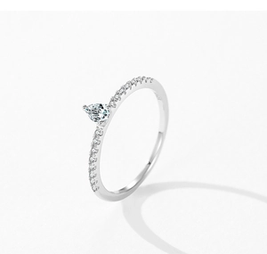 Dettaglio dell'anello in argento S925 con diamante a goccia e incisione del marchio