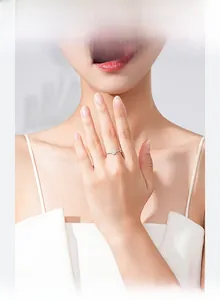 Femme élégante portant une bague minimaliste en argent S925 avec un zircon rond