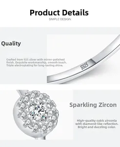 Vue détaillée du poinçon S925 sur une bague en argent poli sertie de zircones