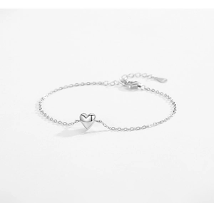 Détail macro du bracelet cœur en argent S925 avec chaîne réglable et fermoir mousqueton