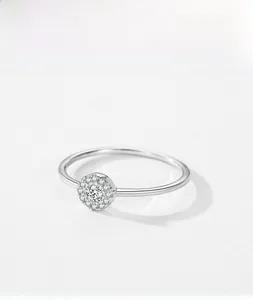 Gros plan d'une bague en argent S925 avec un pavage rond étincelant de micro-diamants fins