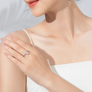 Oval cut cubic zirconia solitaire ring in S925 sterling silver with four-prong setting