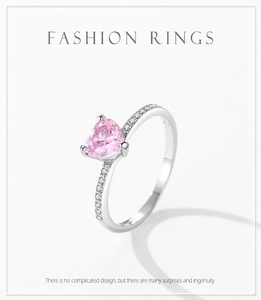 Détail macro d'une bague en argent S925 avec cœur en zircon rose et cristaux pavés