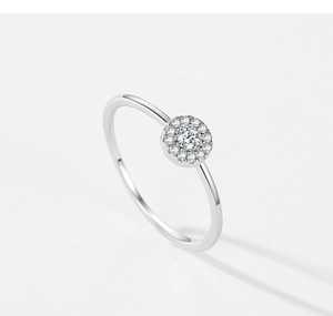 Détail de bague en argent sterling S925 avec sertissage de zircons en grappe ronde