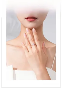 Gros plan d'une bague coeur en argent S925 avec zircon rose portée par un mannequin