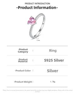 Vue détaillée d'une bague en argent S925 avec zircon cœur rose et anneau de 1,7 mm