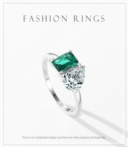 Vue macro d'une bague S925 avec zircon vert rectangulaire et pierre blanche en poire