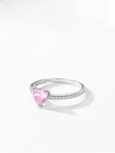 Détail de la bague en argent S925 avec zircon rose en forme de cœur et pierres latérales