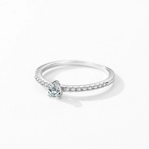 Elegante anello in argento S925 con taglio a goccia e zirconi incastonati a pavé