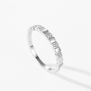 Bague géométrique élégante en argent 925 avec pavé de micro-oxydes de zirconium