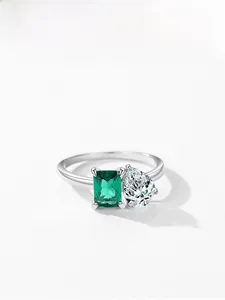 Détail de la bague en argent S925 avec pierre verte émeraude et zircon en forme de poire
