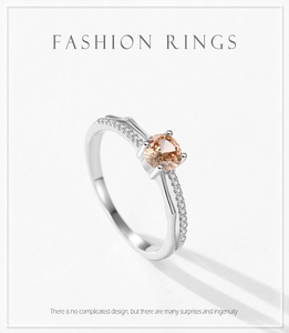 Macro d'une bague en argent S925 avec zircon champagne et anneau texturé diamanté