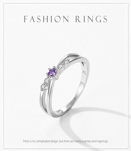 Détail macro d'une bague croisée en argent S925 avec zircon violet et pierres