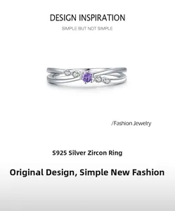 Gros plan d'une bague en argent S925 avec zircon violet et poinçon d'authenticité S925