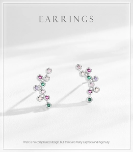 Gros plan de boucles d'oreilles en argent S925 avec zircons colorés en forme de bulles