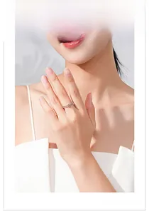 Vue détaillée d'une bague en zircon champagne en finition or rose sur le doigt