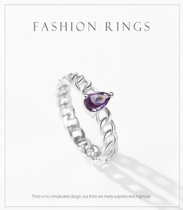 Gros plan sur la bague gourmette en argent S925 avec une pierre violette en poire