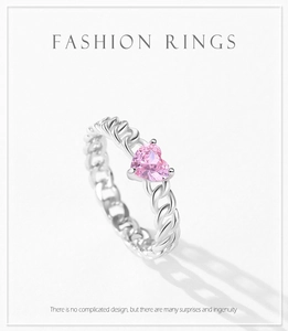 Macro de la bague en cristal rose en forme de cœur avec détail d'anneau tressé gourmette