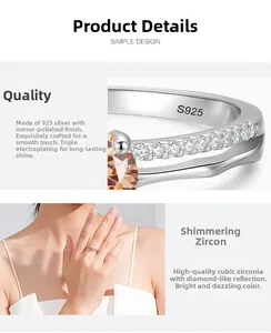 Gros plan d'une bague en argent S925 avec zircone champagne en poire et poinçon S925