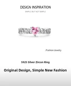 Détail de la bague en argent S925 avec zircon rose en cœur et anneau torsadé