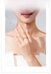 Détail d'une bague chaîne en argent S925 avec un zircon étincelant en forme de cœur