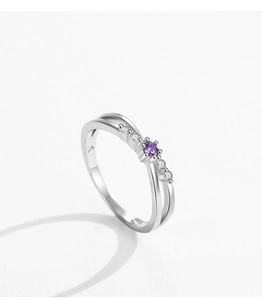 Macro d'une bague en argent S925 avec zircon violet et petits cristaux blancs croisés