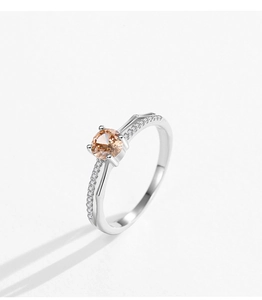 Gros plan sur bague en argent S925 avec zircon champagne et anneau serti de diamants