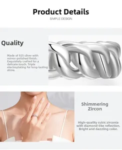 Gros plan d'une bague en argent S925 avec oxyde de zirconium rose en forme de cœur