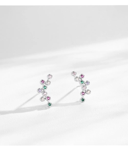 Détail de boucles d'oreilles en argent S925 avec zircons colorés et design de bulles