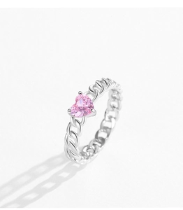 Détail de la pierre de zircone rose en cœur sur la bague chaîne cubaine en argent S925
