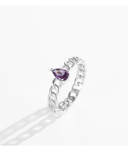 Gros plan de la bague chaîne en argent S925 avec zircone violette en forme de poire