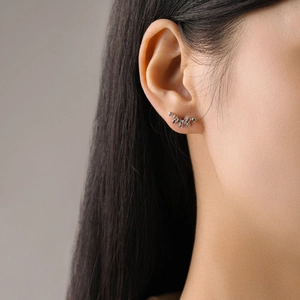 Boucles d'oreilles incurvées en argent S925 avec zircons arc-en-ciel sur modèle