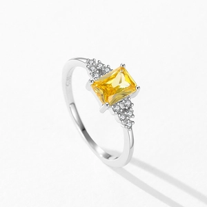 Lussuoso anello in argento S925 con una grande gemma rettangolare gialla e brillante
