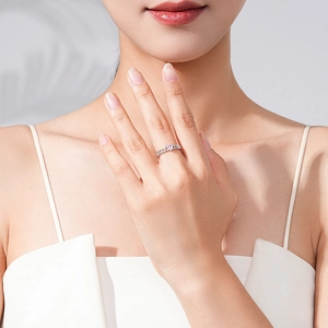 Bague en argent S925 avec zircon cœur rose et anneau gourmette sur mannequin