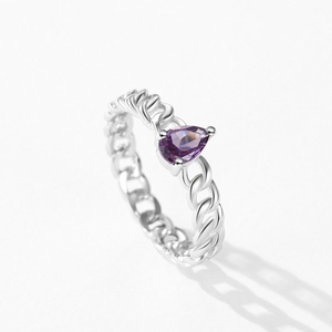 Bague chaîne en argent S925 ornée d'une pierre violette en forme de poire