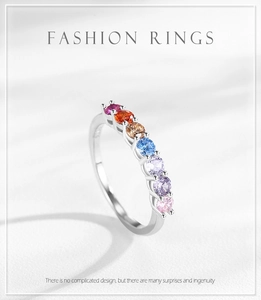 Nahaufnahme des S925 Silber Regenbogenrings mit sieben farbigen Zirkonia in Krappenfassung
