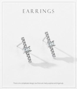 Détail macro de boucles d'oreilles en argent S925 avec zircons carrés et ronds