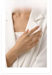 Nahaufnahme eines S925 Sterlingsilberrings mit bunten Regenbogen-Zirkonia am Finger