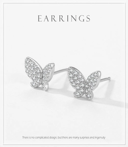 Détail macro de boucles d'oreilles papillon en argent S925 serties de zircons brillants