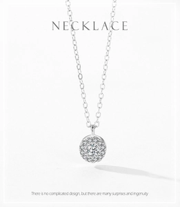 Vue macro du collier S925 en argent avec pendentif rond serti de zircons cubiques